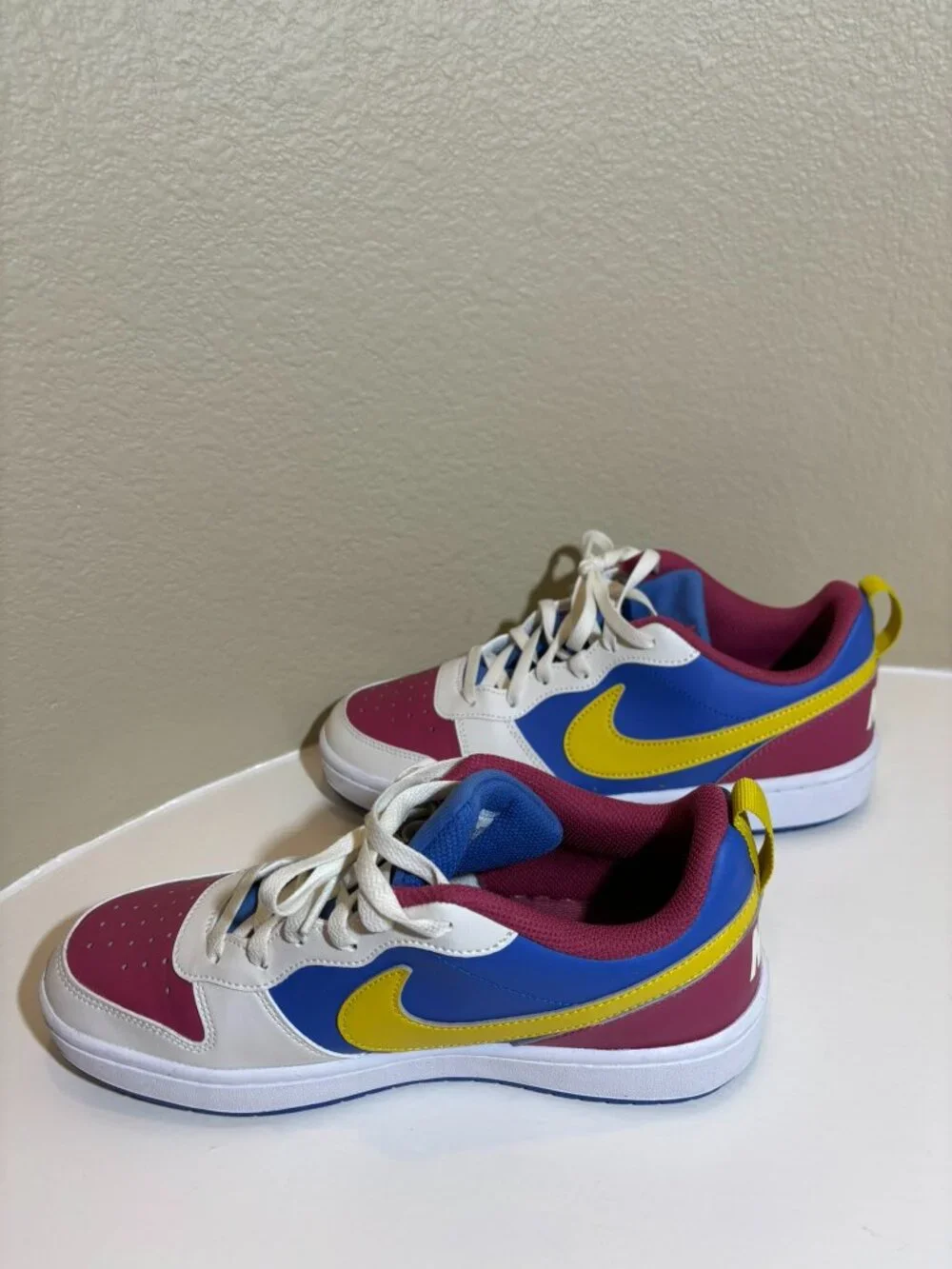 NWOT Nike White Red Blue Yellow Lace-up Athletic Tennis Shoes Size 7Y Kids - Picture 4 of 8